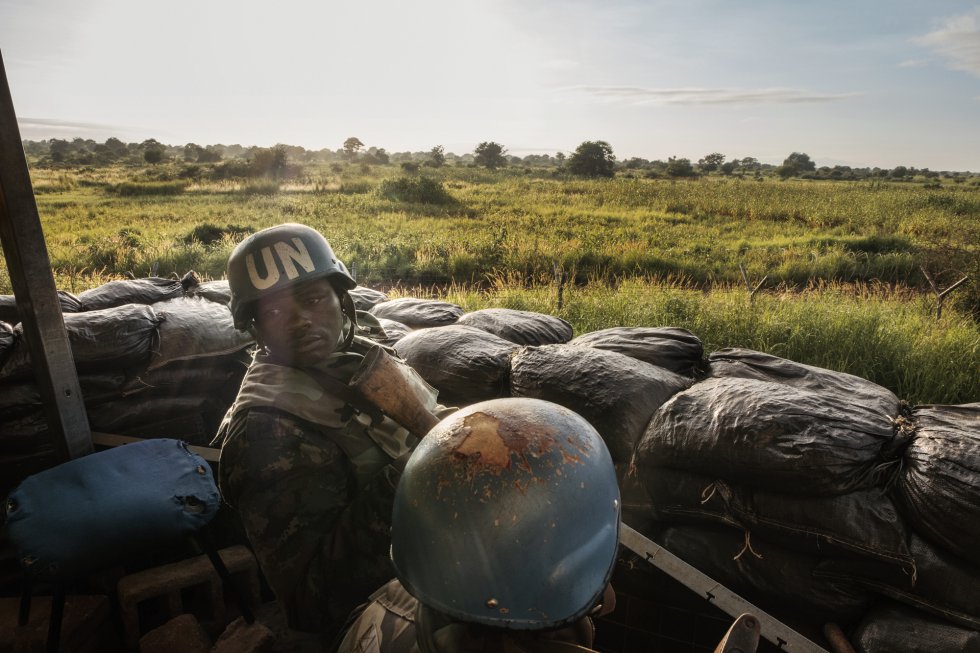 Campamento de UNMISS en Torit, SudÃ¡n del Sur. 150 soldados ruandeses de las fuerzas de paz son los responsables de que Naciones Unidas pueda reforzar su presencia en la zona ecuatorial oriental mediante patrullas cuya misiÃ³n es ayudar a proteger a la poblaciÃ³n civil. EstÃ¡ previsto que otro batallÃ³n nepalÃ­ llegue a finales de aÃ±o para consolidar la protecciÃ³n. En el pasado, el campamento acogiÃ³ a civiles que huÃ­an de los enfrentamientos entre las fuerzas oficiales del EjÃ©rcito Popular de LiberaciÃ³n de SudÃ¡n (SPLA) y el EjÃ©rcito Popular de LiberaciÃ³n de SudÃ¡n en la OposiciÃ³n (SPLAIO).