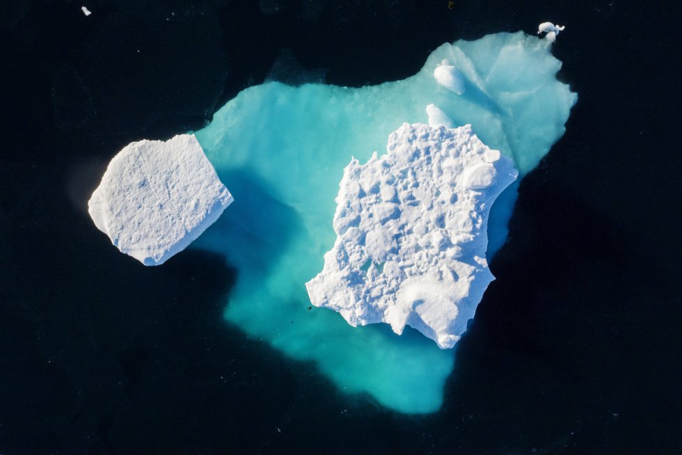 Un iceberg flota en un fiordo cerca de la ciudad de Tasiilaq, el 19 de junio de 2018.
