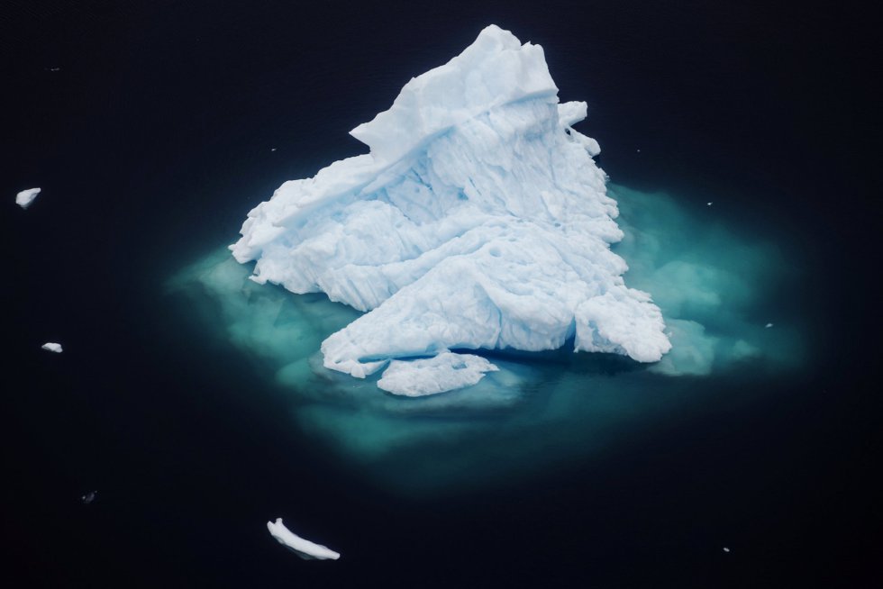 Un iceberg flota en un fiordo cerca de la ciudad de Tasiilaq, el 24 de junio de 2018.