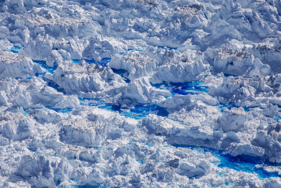 Piscinas formadas por el deshielo en la cima del glaciar Helheim, en Tasiilaq, el 19 de junio de 2018.