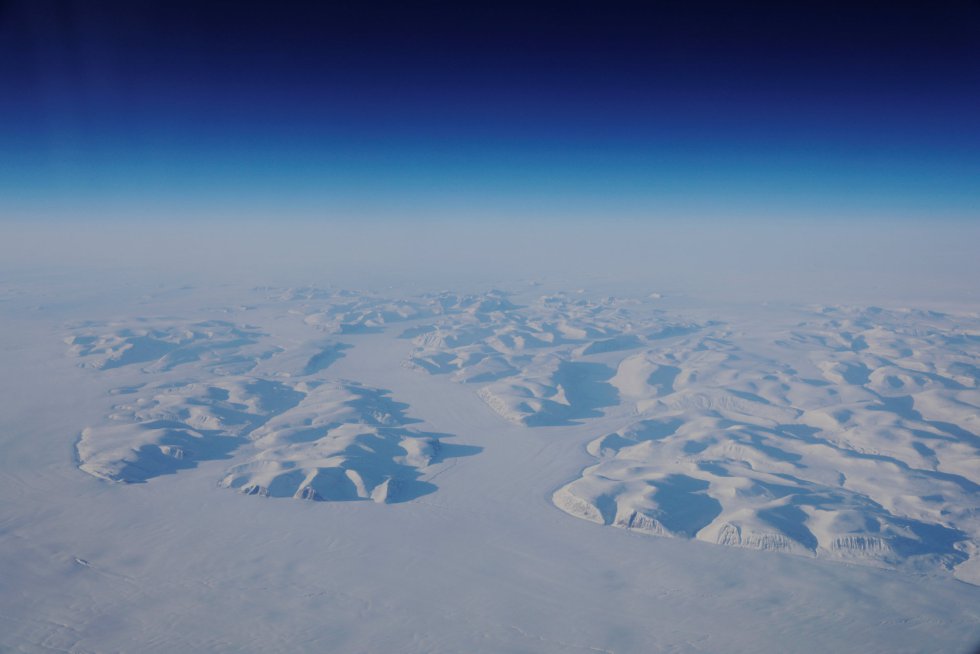 Hielo glacial visto desde la ventana durante un vuelo de la NASA para apoyar la misión de investigación Oceans Melting Greenland (OMG) sobre la costa este de Groenlandia, 13 de marzo de 2018.