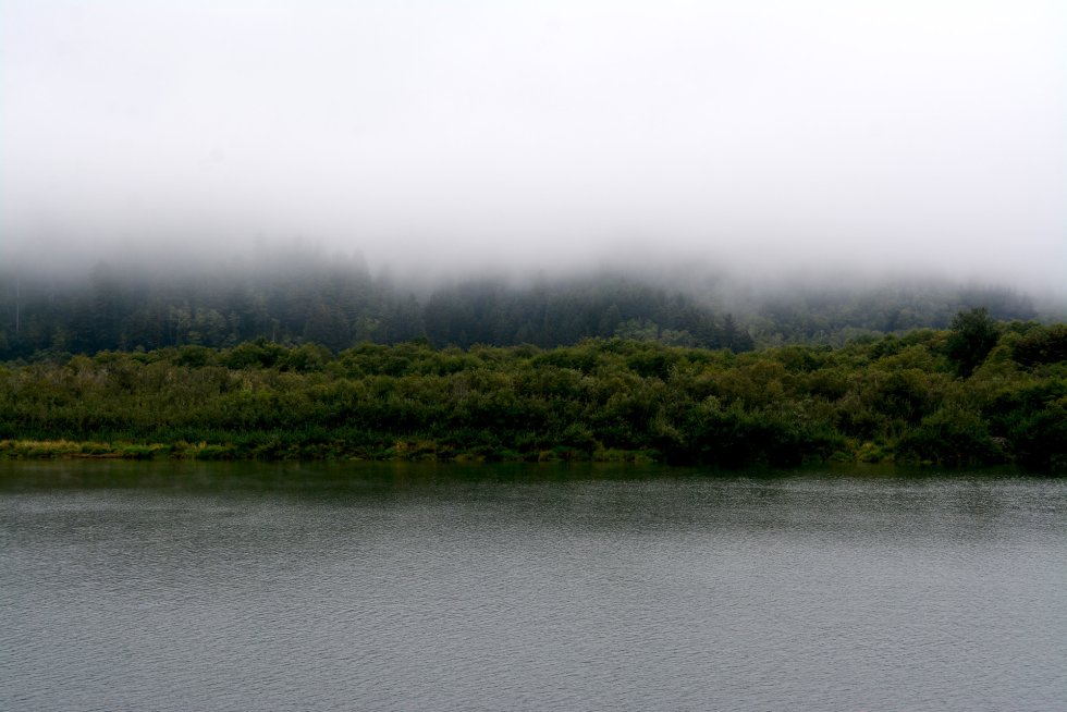 El Gobierno de los Estados Unidos reconociÃ³ como reserva, aproximadamente, una milla hacia cada lado del rÃ­o Klamath, a lo largo de 42.rn