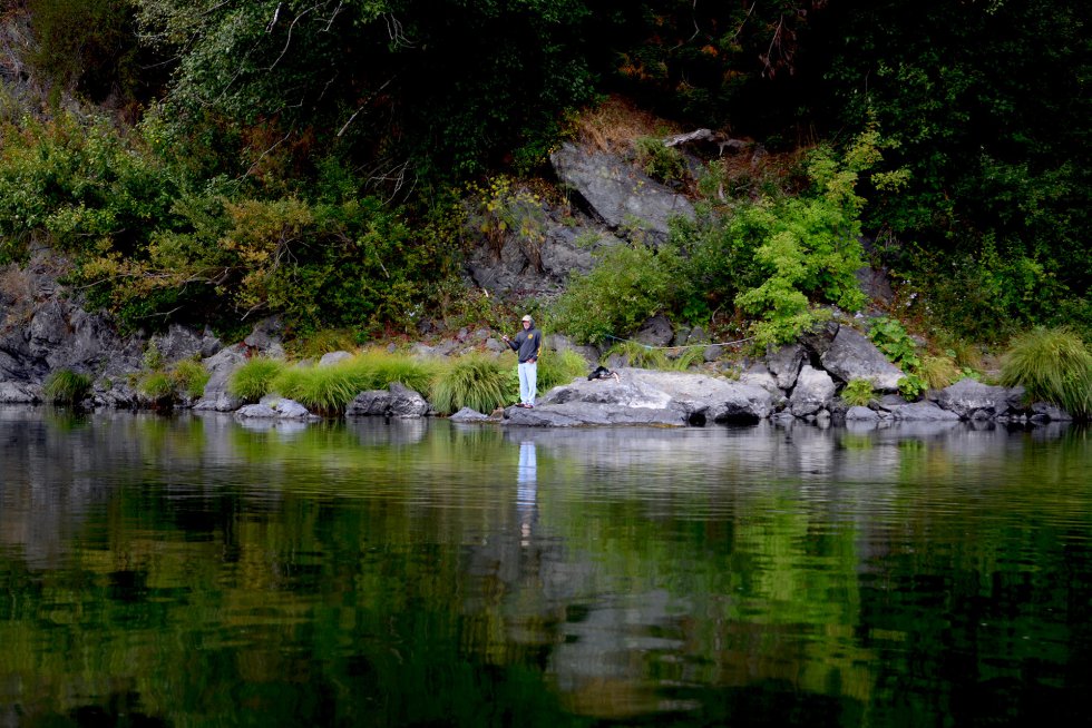 La pesca ha sido tradicionalmente el mayor medio de subsistencia de los yurok. Pero la subida de las temperaturas y la falta de agua por ausencia de nieve y por proyectos hidrÃ¡ulicos ribera arriba la estÃ¡n poniendo en peligro. rn