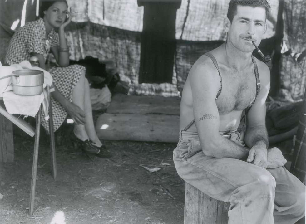 Um lenhador vai com sua mulher Ã  colheita de feijÃµes. Leva em seu braÃ§o tatuado o nÃºmero de seguranÃ§a social. OregÃ³n, 1939