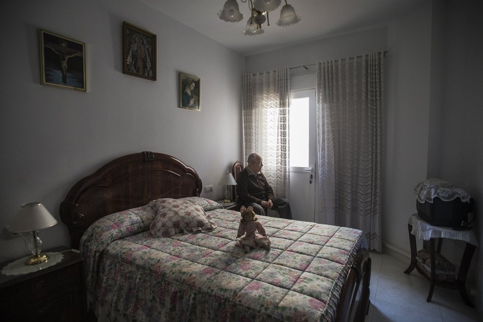 Florencio (84 años) se queja de que a su edad es difícil encontrar el amor. Enviudó hace cinco años y ha hecho casi de todo para conseguirlo: desde contratar a una agencia matrimonial hasta poner anuncios por palabras o ir a la televisión. Su mejor ocurrencia fue poner un cartel en la frutería de su pueblo, Fregenal de la Sierra, en Badajoz. La nota decía: “Busco una señora para vivir en mi casa como pareja, que esté libre de cargas”. Nadie llamó. “Lo peor es la soledad, no me acostumbro”, afirma, “y por las noches es cuando peor lo paso”.rn