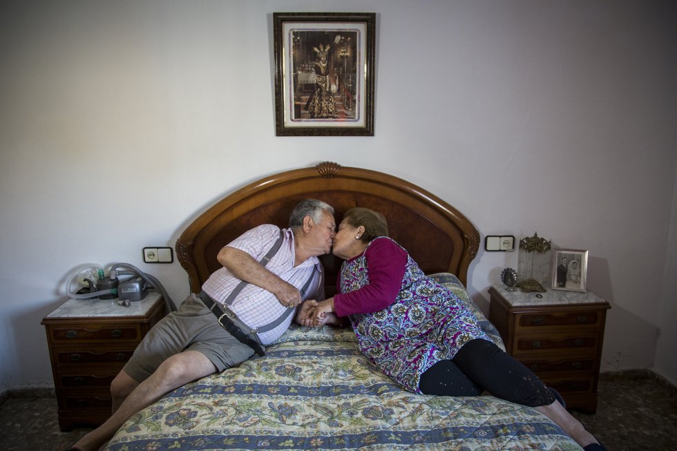 Carmen, la medicina. Bartolo (84 años) cuenta que cuando murió su mujer se pasó ocho meses llorando. “La soledad era muy mala”, asegura. “Incluso intenté suicidarme”. Solo entonces decidió buscar pareja. “Carmen [de 81 años] fue, y es, mi mejor medicina”, reconoce. Un programa de televisión hizo de casamentero. En su primera cita, ella le deslizó a él la idea de que se duchase. Al salir del baño, Carmen lo esperaba desnuda. “Llevaba ocho años y medio sin mantener relaciones sexuales y cuando me rozó me dio un calambrazo”, recuerda ella. “¿Sabes lo que es pasar ocho años sin…? [Ríe]. Desde entonces estamos juntos”.