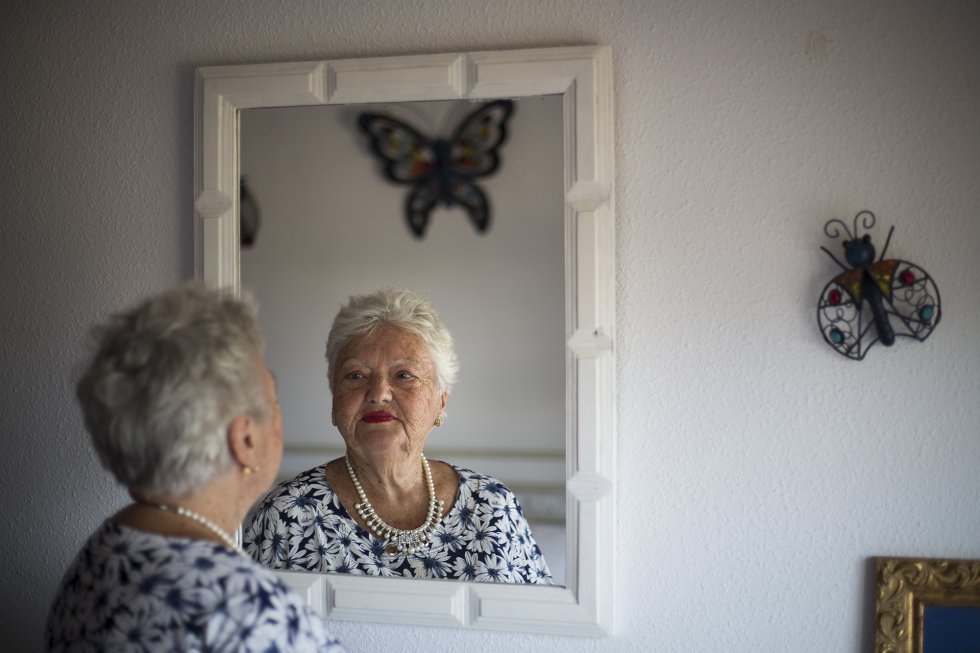 La arruga es bella. Rosario (85 años) asegura que nunca se volverá a enamorar como lo hizo de su marido, que falleció hace 12 años. En ese tiempo ha mantenido varias citas, pero ninguna ha cuajado. “Los hombres quieren sexo y yo quiero de todo menos eso”, explica. Nunca sale a la calle sin pintarse los labios de colores chillones y reivindica la belleza de la arruga. “Las jóvenes creen que solo ellas pueden ser coquetas”, critica. “Yo les respondo que ya llegarán a nuestra edad, solo entonces entenderán lo mucho que nos deben a quienes nunca renunciamos a engalanarnos a pesar de los años”.