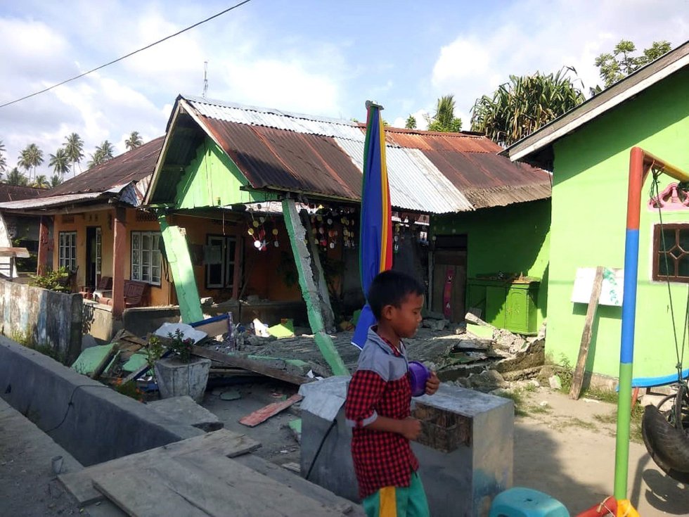 Un niÃ±o camina entre los escombros de una casa tras un terremoto de magnitud 7,5 que sacudiÃ³ la isla de CÃ©lebes, situada en el norte de Indonesia, el 28 de septiembre.