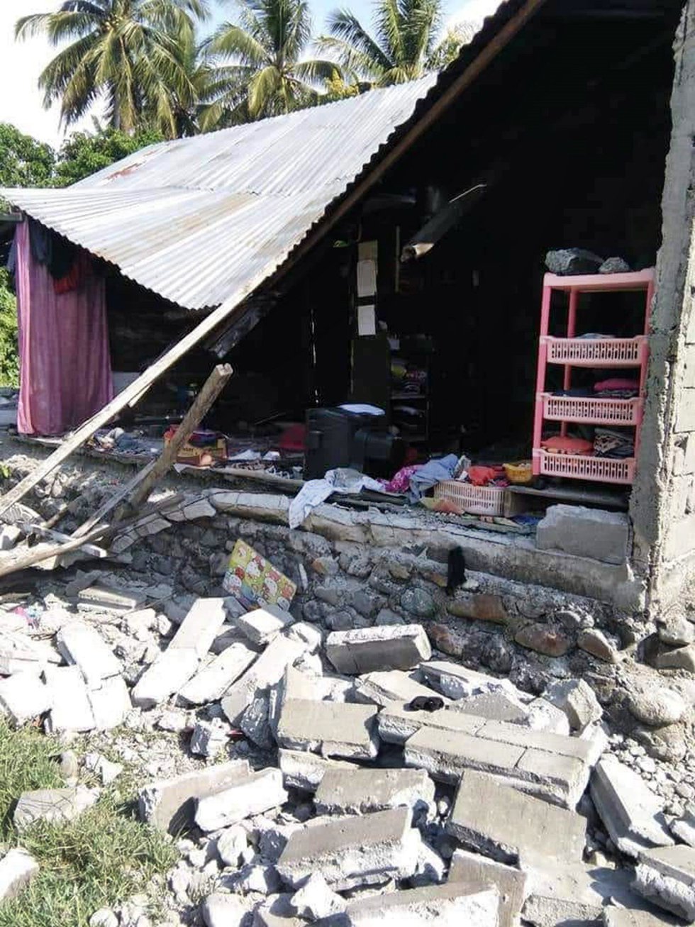 Vista de los escombros de una casa tras un terremoto de magnitud 7,5 que sacudiÃ³ la isla de CÃ©lebes, situada en el norte de Indonesia, el 28 de septiembre.