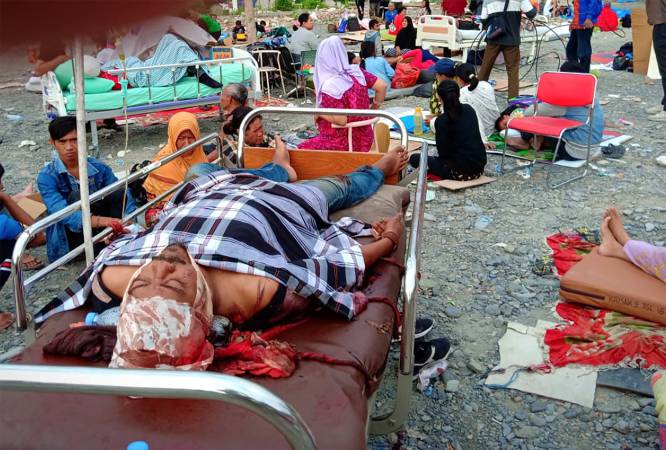 Varios heridos del terremoto y tsunami a las affueras del hospital de Palu, en Indonesia.