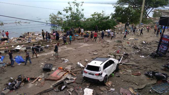 La gente pasea entre los cadÃ¡veres y la destrucciÃ³n junto a la costa en Palu, Indonesia.
