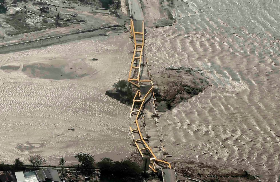 Vista aÃ©rea de un puente daÃ±ado por el tsunami y el terremoto en Palu, el 29 de septiembre.rnrn