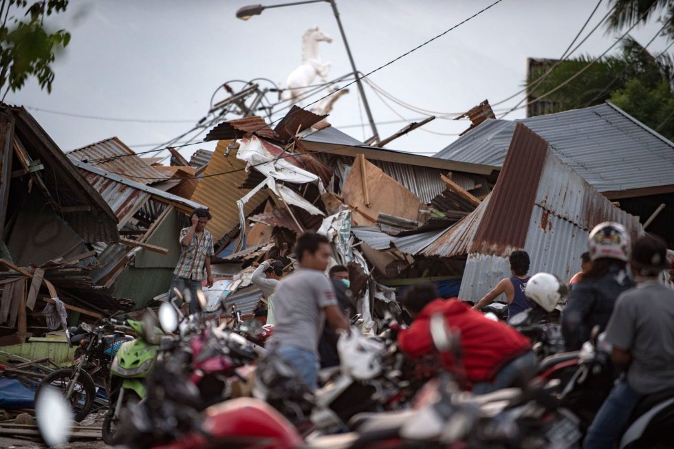 Residentes de Palu buscan sus pertenencias en medio de los escombros de sus casas destruidas, el 29 de septiembre.
