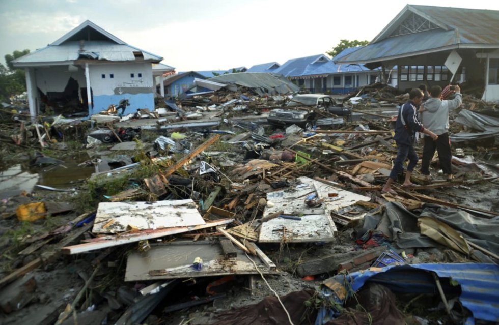 Vecinos de la ciudad indonesia de Palu observan los daÃ±os causados por el terremoto y el tsunami, el 29 de septiembre.