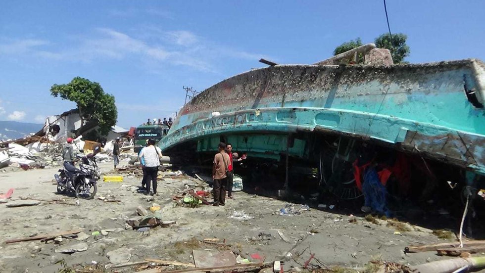 Vista de un barco arrastrado a tierra por el tsunami en Palu, el 30 de septiembre.