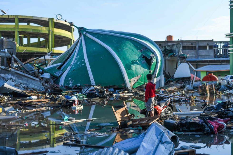 Un niño observa los destrozos causados por el tsunami, en Palu, el 1 de octubre.