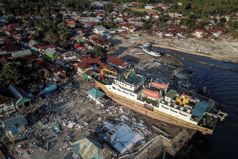 Fotografía aérea que muestra los daños causados por el terremoto y el tsunami del pasado viernes 28 de septiembre en la zona de Wani, Donggala (Indonesia).