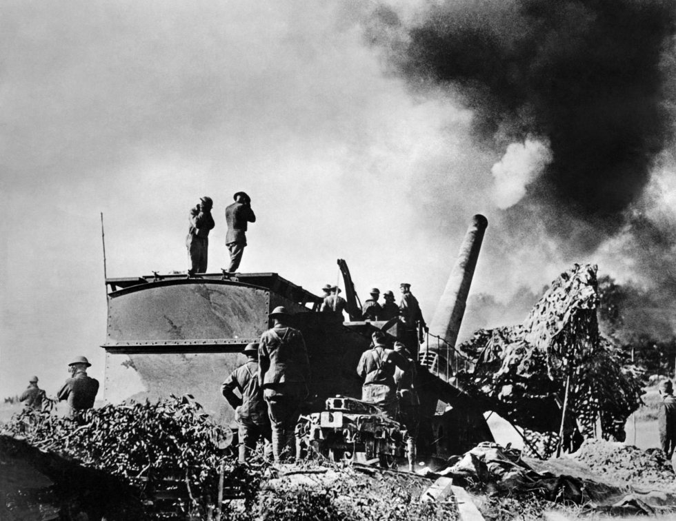 Una foto de archivo tomada en septiembre de 1918 durante la primera Guerra Mundial muestra a los artilleros estadounidenses golpeando a los soldados de las líneas alemanas cerca de Verdún.