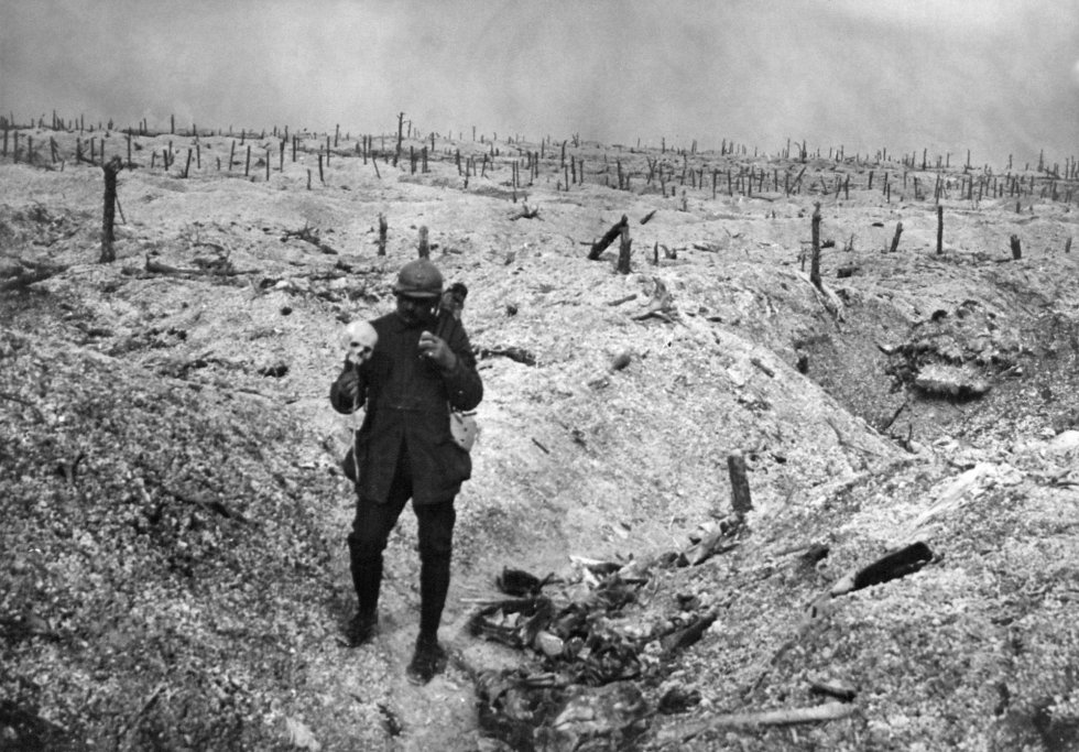 Una foto sin fecha publicada por la Biblioteca Internacional de Documentación Contemporánea (BDIC) muestra a un soldado francés sosteniendo un cráneo humano en un campo de batalla durante la Primera Guerra Mundial. 