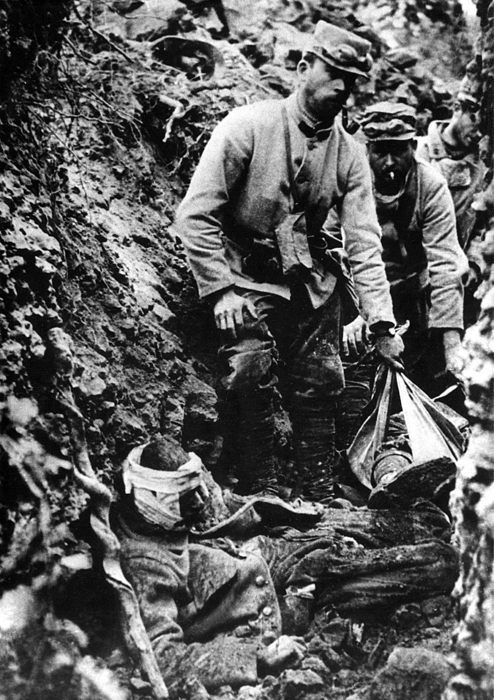 Una foto de archivo tomada durante la Primera Guerra Mundial muestra a soldados franceses cuidando a compañeros heridos, en una trinchera. 