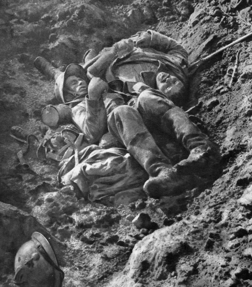 Una foto de archivo del 8 de octubre de 1916 muestra a un soldado francés y uno alemán, muertos en una zanja después de un duelo a muerte.