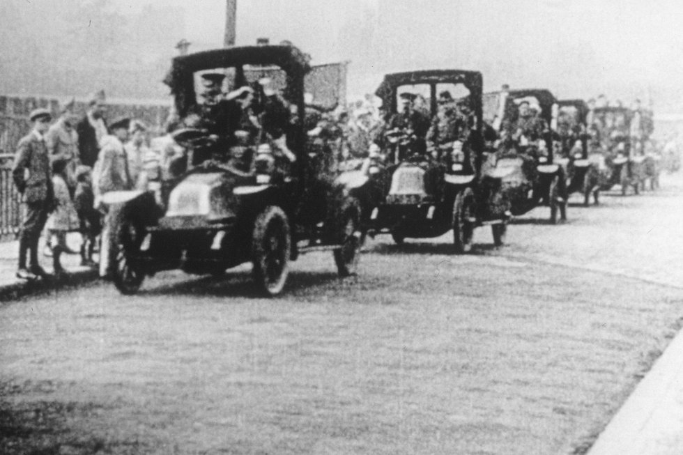 En esta foto de archivo tomada en 1914, los taxis del Marne conducen en su camino hacia el frente.