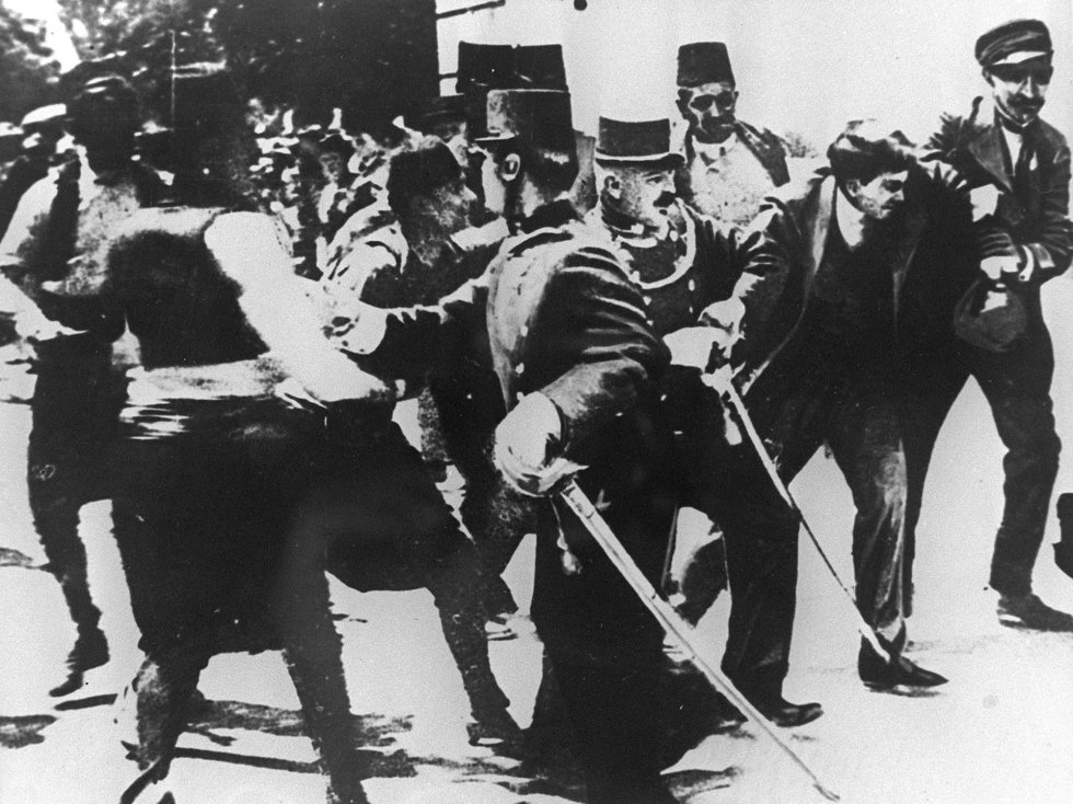 Fotografía tomada el 28 de junio de 1914 del terrorista serbio Gavrilo Princip (2º derecha) tras su arresto después del asesinato del archiduque Francisco Fernando de Austria y su esposa en Sarajevo, uno de los episodios que desencadenaría el inicio de la Gran Guerra.