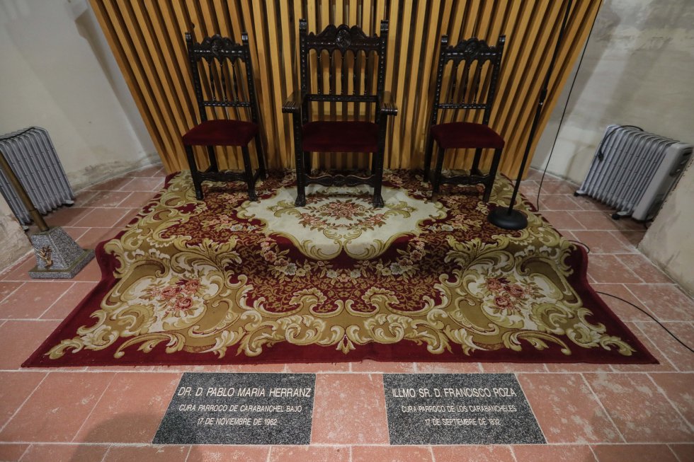 Dos enterramientos en el interior del templo.