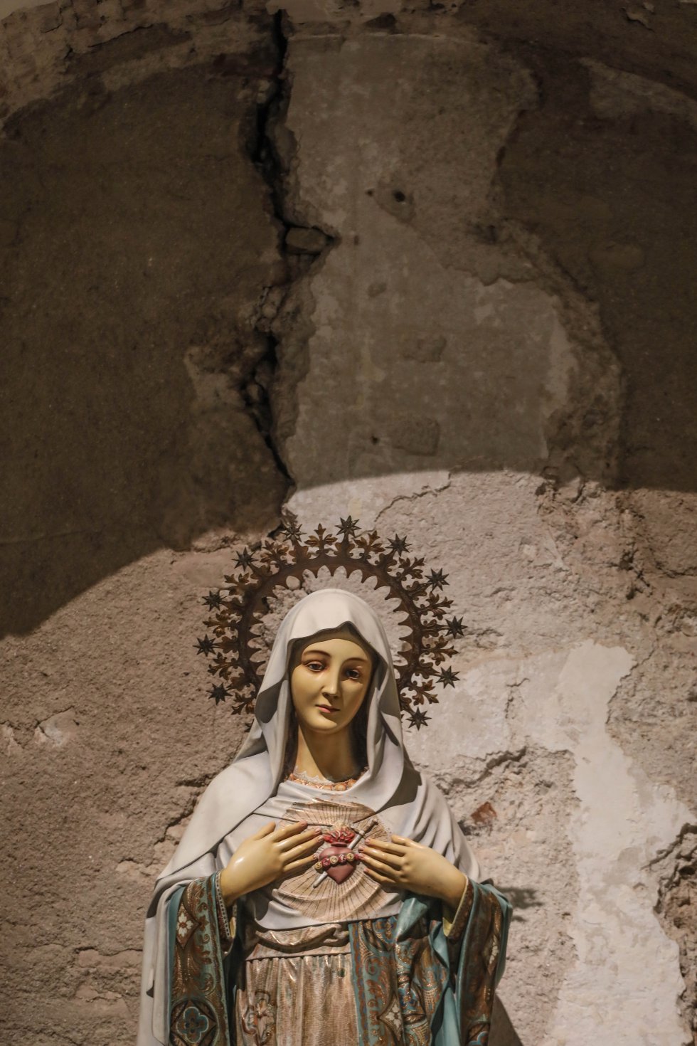 Imagen de una virgen en el interior de la ermita; en la pared del fondo había unas pinturas originales que se están restaurando.