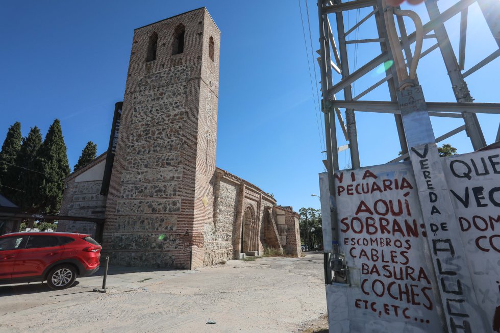 Pintadas a favor de la recuperación de la vía pecuaria y en contra de la basura en el exterior de la ermita.