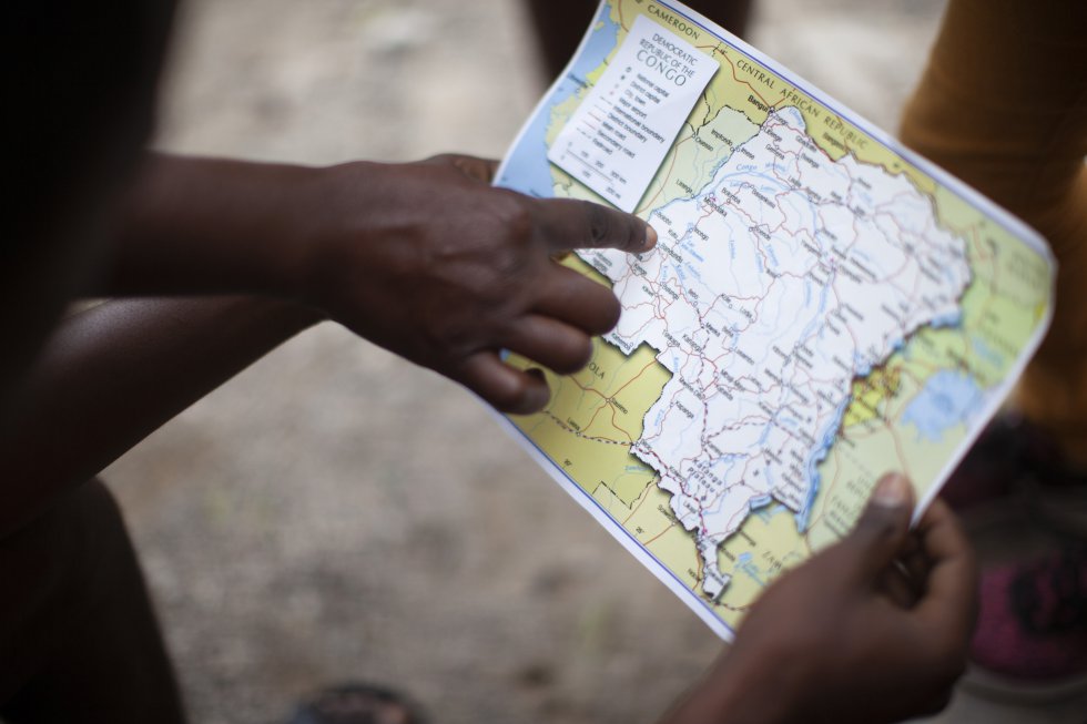 Un grupo de inmigrantes muestra en un mapa la ruta que tomaron para poder llegar a América tras cuatro meses de travesía.