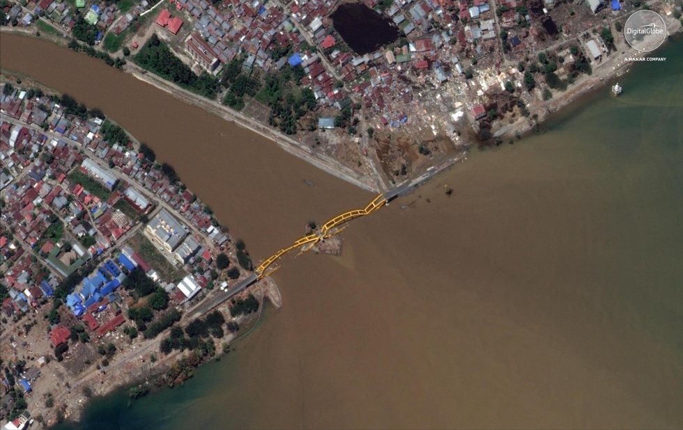 Fotografía satelital del puente J. Jembatan Empat de Palu, el 1 de octubre 2018, después del impacto del tsunami.