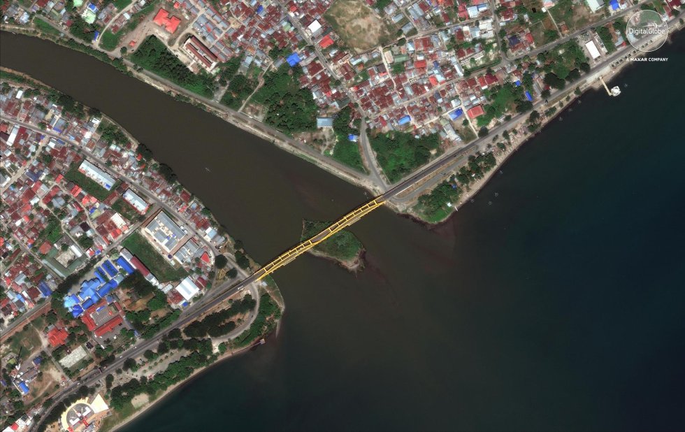 Fotografía satelital donde se ve el puente J. Jembatan Empat en Palu, el 17 de agosto de 2018, antes del impacto del tsunami.