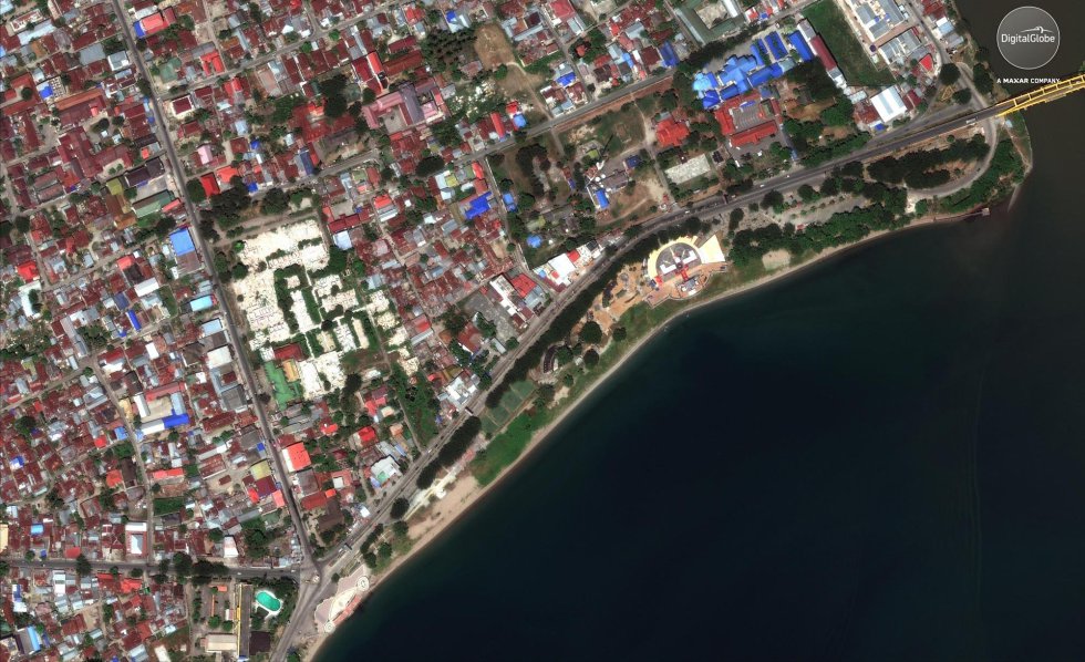 Fotografía de satélite donde se ve una zona costera de Palu el 17 de agosto de 2018, antes del impacto del tsunami.