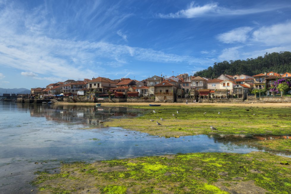 The town of Combarro, located around seven kilometers from Pontevedra, is like something from a picture postcard, with its 30 hórreos, or elevated granaries, lined up along the estuary. This fishing town has been declared a site of cultural interest. More information: turismo.gal