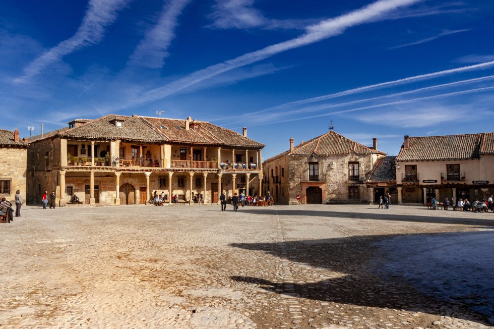Around 40 kilometers north of Segovia, Pedraza is a medieval settlement that attracts thousands of tourists every year thanks to its well-preserved architecture. The castle and the jail, in the Puerta de la Villa, are two of its must-see attractions. More information: pedraza.info