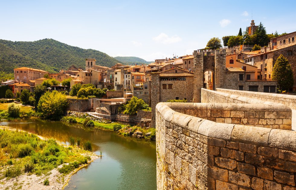 A must-visit destination for those who come to the Garrotxa area, Besalú is one of the best-conserved medieval sites in Catalonia. In 1966 it was given special status for its architecture. Few Visitors cannot resist taking a photo as they walk over the seven-arched Roman bridge, which crosses the River Fluviá. More information: besalu.cat