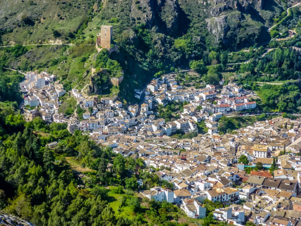 Yedra castle dominates this white village, which is located inside the Sierras de Cazorla, Segura y Las Villas Natural Park – the biggest protected area in all of Spain. The Santa María, Del Carmen and San Francisco churches are also well worth a visit. More information: cazorla.es