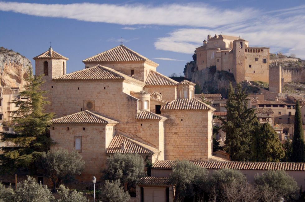 This medieval village in the Somontano demarcation, around 50 km from Huesca, on the outskirts of the Sierra natural park and the Cañones de Guara, offers a diverse cultural heritage, both historical and natural. The Collegiate Church of Santa María dates back to the 16th century, and there is a Muslim castle atop the hill. Alquézar was built over the Vero Canyon, a spectacular gorge with a series of walkways over the river. More information: turismosomontano.es