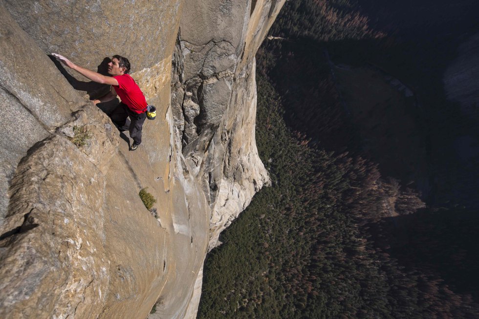 Alex Honnold subiendo en solitario El Capitán, en el Parque Nacional de Yosemite, en California, el 3 de octubre de 2018. Se convierte en la primera persona en escalar El Capitán sin una cuerda.