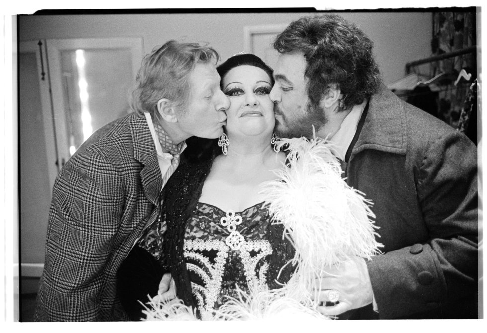 Danny Kaye y Luciano Pavarotti besan a Montserrat CaballÃ© en los camerinos de la Ãpera de San Francisco, en 1978.