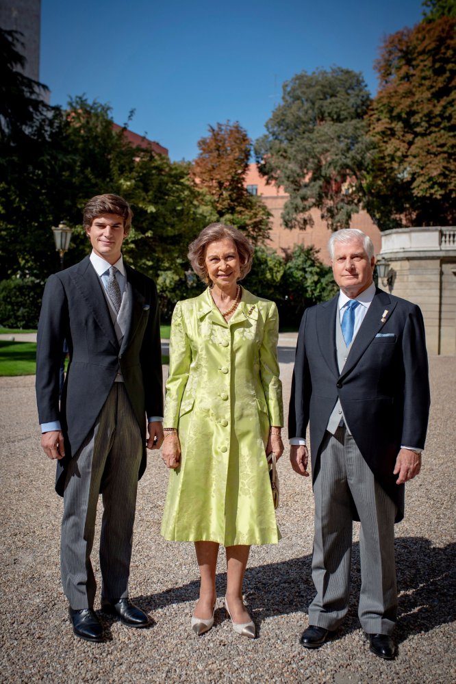 La reina Sofía, Carlos Fitz-James Stuart, duque de Alba, y su hijo Carlos Fitz-James-Stuart y Solís.