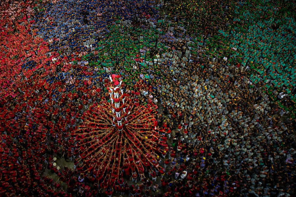 Miembros de la colla 'Colla Jove Xiquets de Valls' construyen una torre humana durante la 27ª edición de los 'Castellers', en Tarragona.