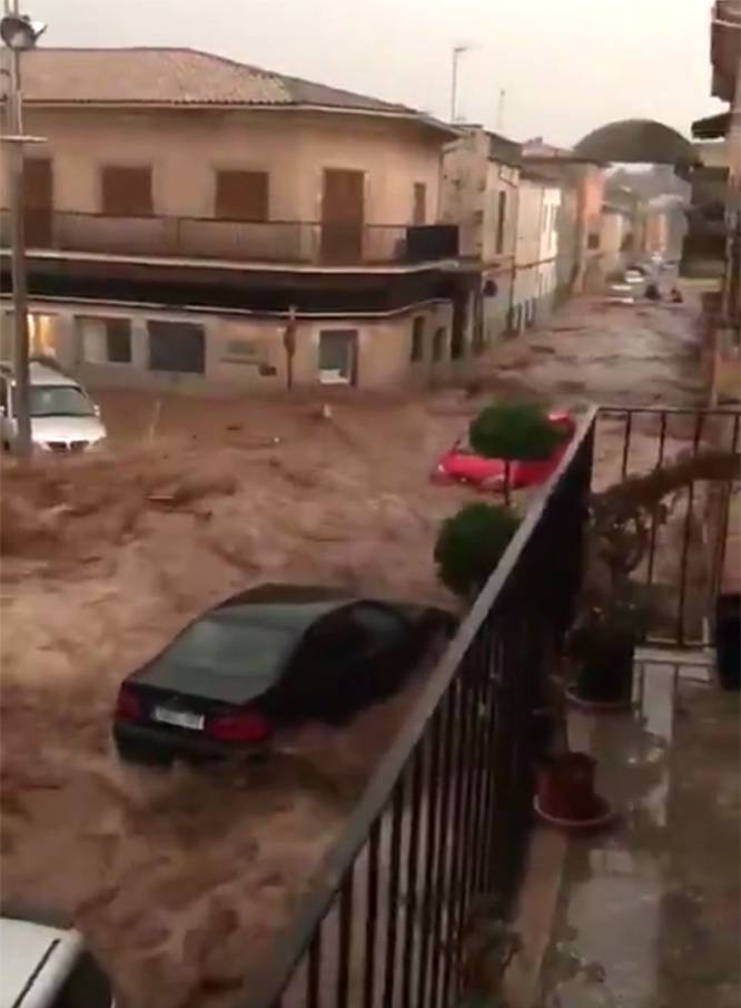 Fins a 230 litres d'aigua per metre quadrat van caure ahir a la tarda a la zona de Sant LlorenÃ§, segons el Govern balear. A la imatge, inundacions a la localitat mallorquina de Sant LlorenÃ§.