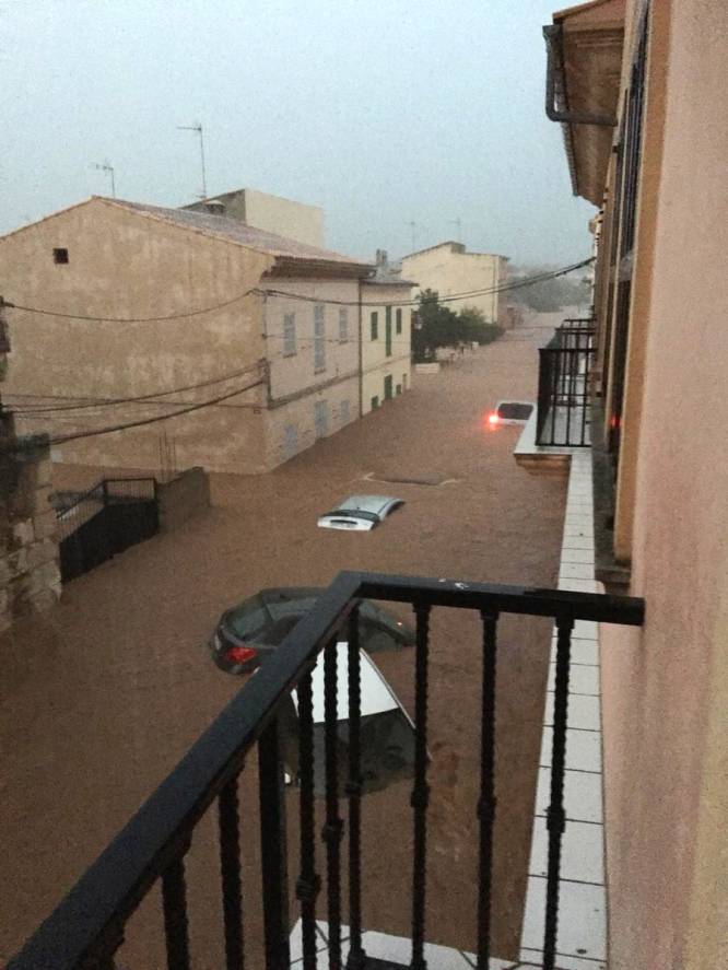 Almenys nou persones i altres han desaparegut com a conseqÃ¼Ã¨ncia de les inundacions causades per fortes pluges a l'est de Mallorca. A la imatge, inundacions a Sant LlorenÃ§.