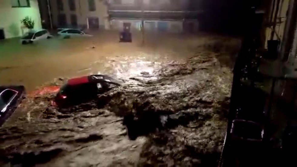 Vista d'un carrer de la localitat de Sant LlorenÃ§ des Cardassar, durant les inundacions i el desbordament de torrents, provocats ahir per les fortes pluges a l'illa.