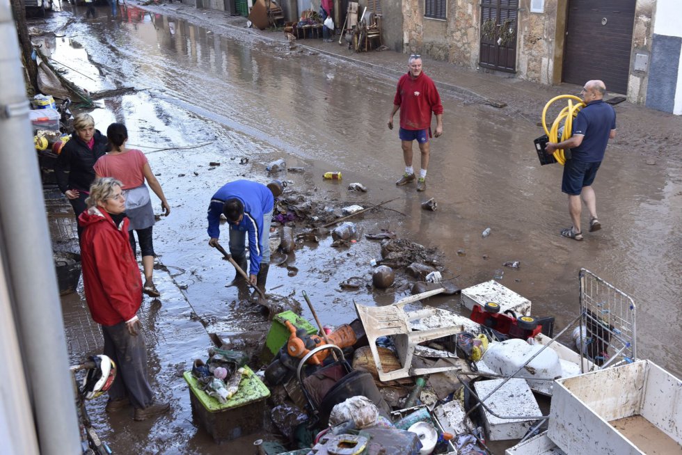 Un carrer de la localitat de Sant LlorenÃ§ des Cardassar (Mallorca) desprÃ©s de les fortes pluges a l'illa, que almenys han causat la mort de nou persones.