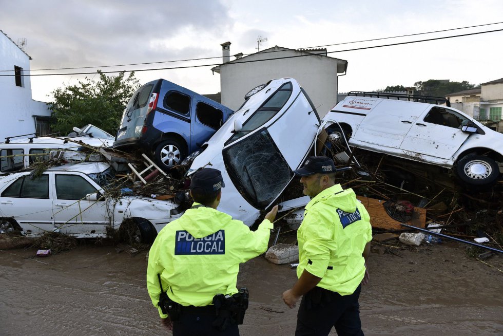 La policia local recorre les zones afectades per les inundacions a Sant LlorenÃ§ des Cardassar.