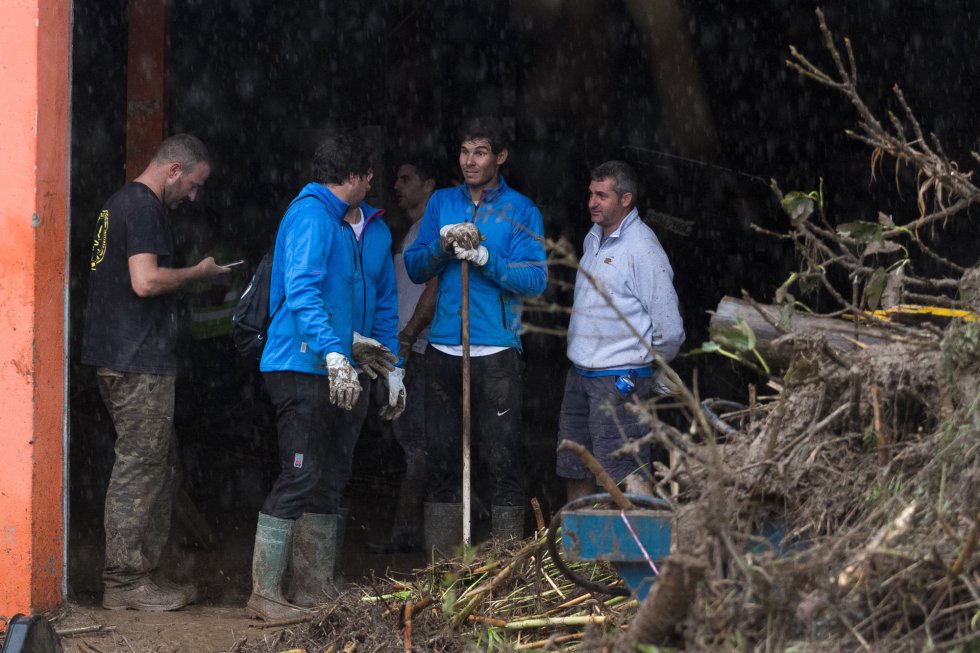 El tenista español Rafael Nadal ayuda a los residentes de Sant Llorenç en las labores para achicar el agua de sus casas tras las fuertes lluvias torrenciales, que se han cobrado la vida de al menos 10 personas.