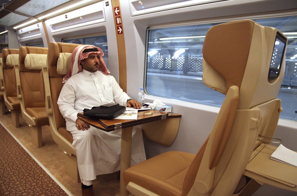 Un pasajero saudí sentado en el vagón del tren a la Meca. El sistema de trenes de alta velocidad de Haramain transportará a peregrinos musulmanes, así como a viajeros regulares, a 450 kilómetros (280 millas) entre las dos ciudades a través del puerto de Jeddah en el Mar Rojo en dos horas.